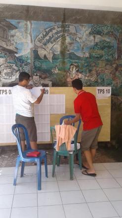 Panitia Pemungutan Suara (PPS) Desa Sidetapa Serentak pasang DPT